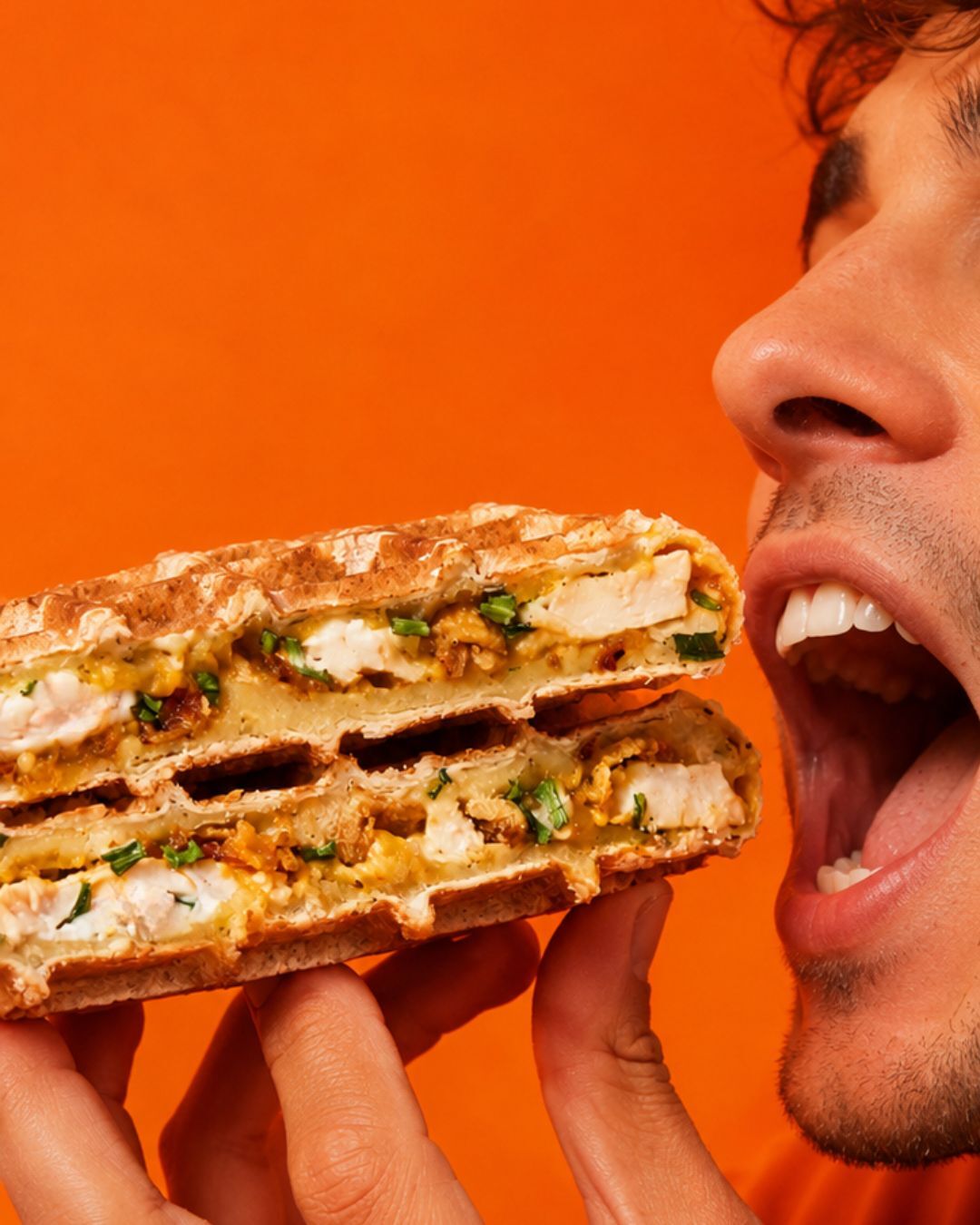 Gaufre salée au poulet Waffle Factory croquée sur fond orange, direction artistique Divinemenciel